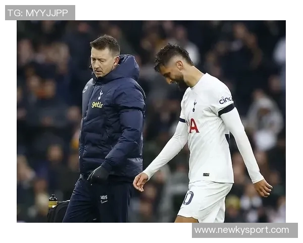 西媒报道孔德今日训练归队拉菲尼亚莱万奥尔莫等人缺席